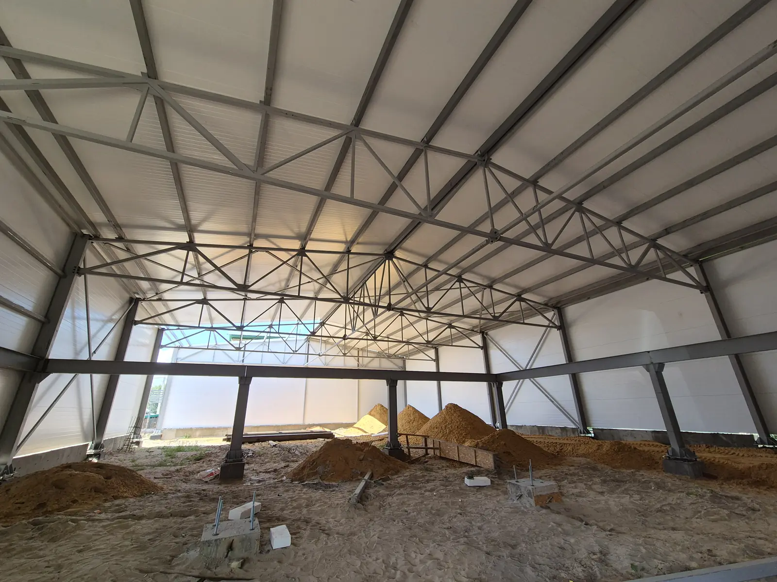 Ангар 20×30 м — Каркас ангара 20×30 м в сборе