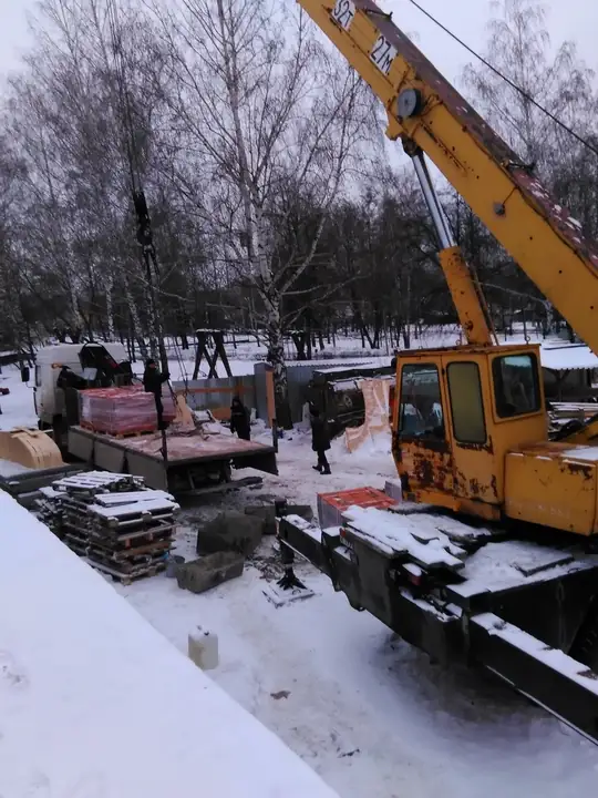 Православная гимназия им. свт. Питирима — Зимний старт: монтаж конструкций автокраном