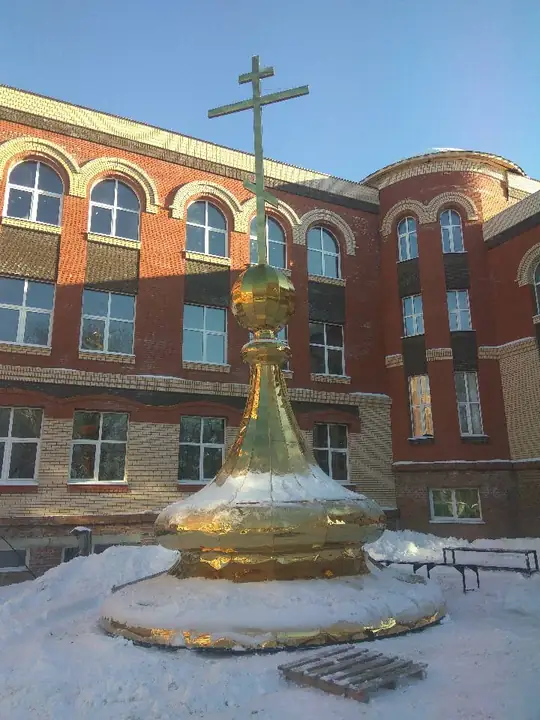 Православная гимназия им. свт. Питирима — Купол с крестом перед подъёмом