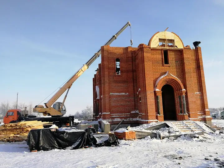 Церковь Архангела Михаила — Подъём купола на барабан