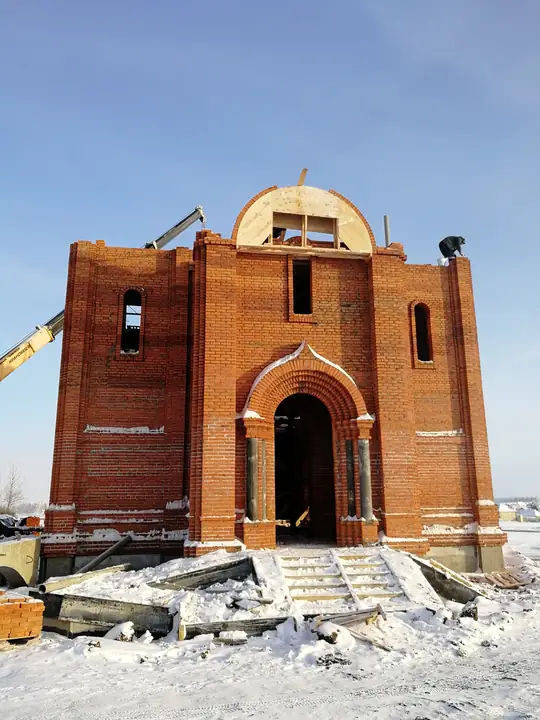 Церковь Архангела Михаила — Купол установлен