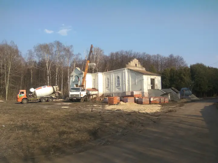 Церковь в с. Малый Снежеток — Подача бетона на объект