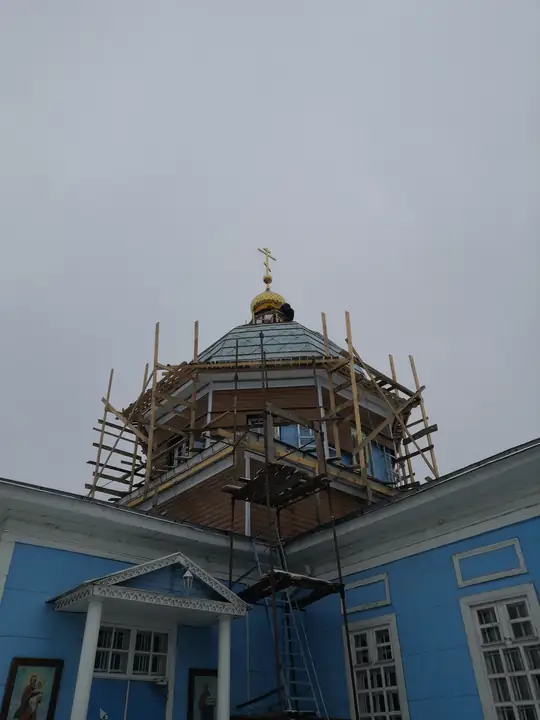 Никольская церковь: ремонт — Купол в лесах