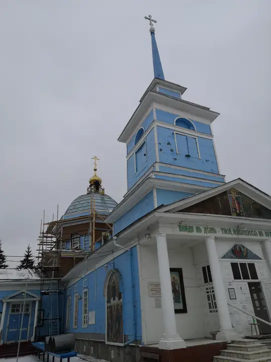 Никольская церковь: ремонт — Колокольня и главки в лесах