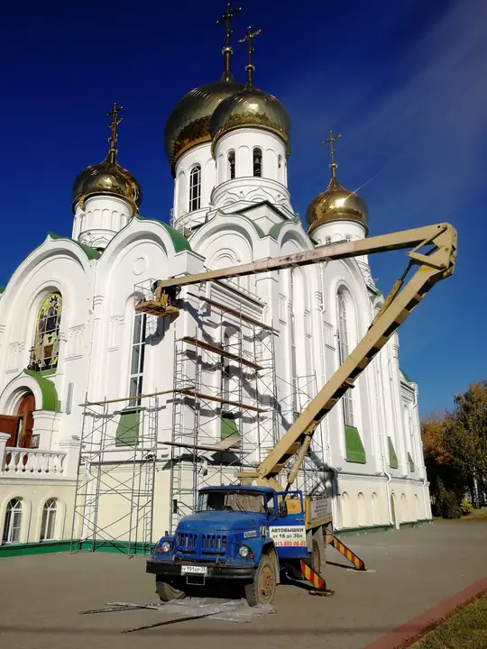 Троицкая церковь: покраска интерьера — Работа с автовышки на фасаде