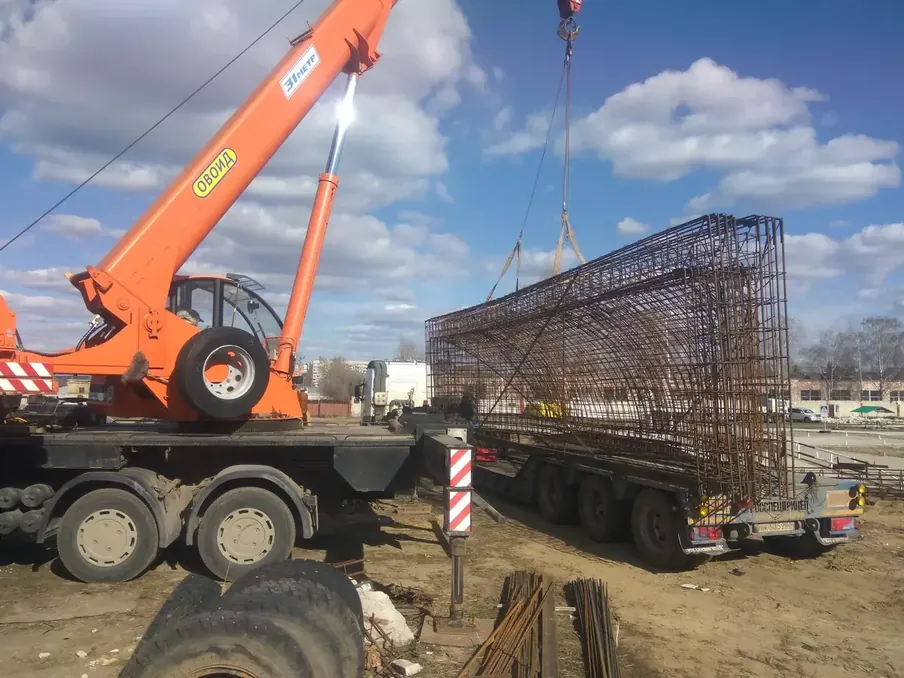 Монтаж арматурного каркаса краном